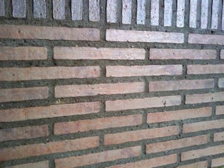 De ladrillo asentado en barro