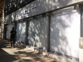 Con cortinas de chapa ondulada