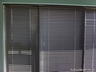 Con cortinas de mallas